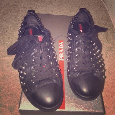 prada borchie|Black Extra.